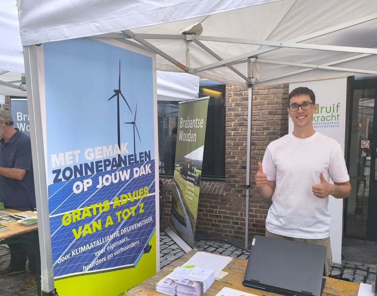 Adviseur Lander Adviseur Lander helpt bij het installeren van zonnepanelen.